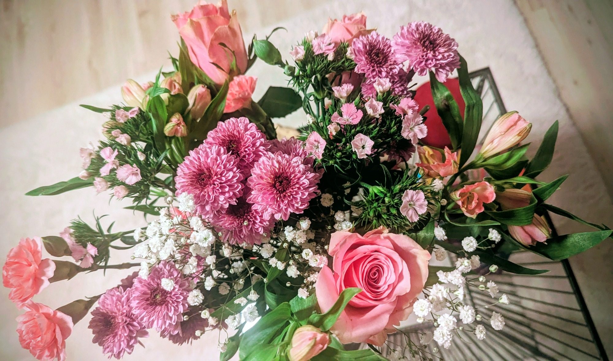 Vielfalt bereichert © Feb 2026 Tanja Schöffmann Blumenstrauß aus verschiedenen rosafarbenen und weißen Blumen