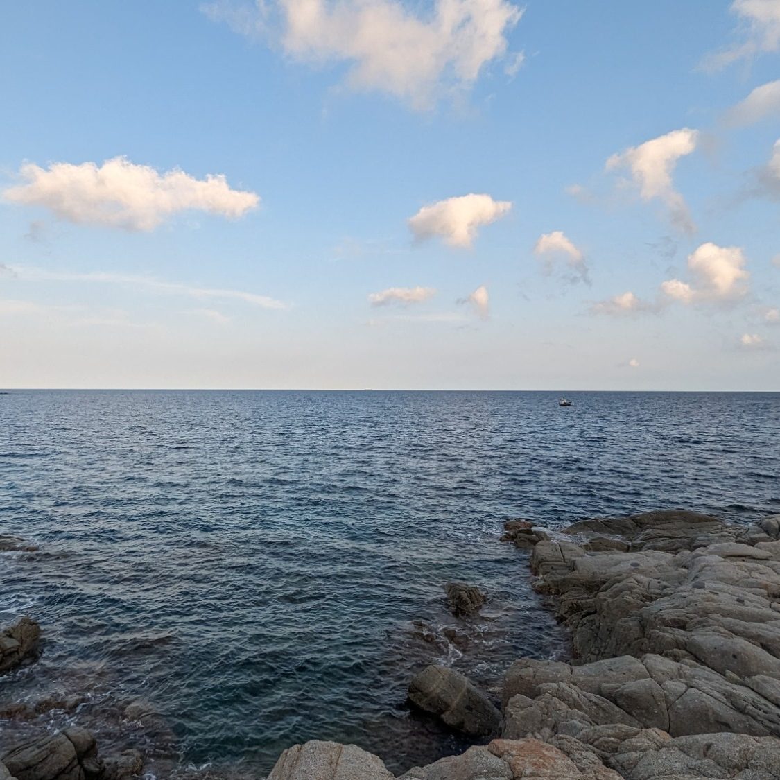 Liebe darf leicht und frei sein © Feb. 2026 Tanja Schöffmann Blick von einer Steinküste aufs ruhige Meer bei sonnigem Wetter. Symbol für Leichtigkeit, Freiheit und Weite.