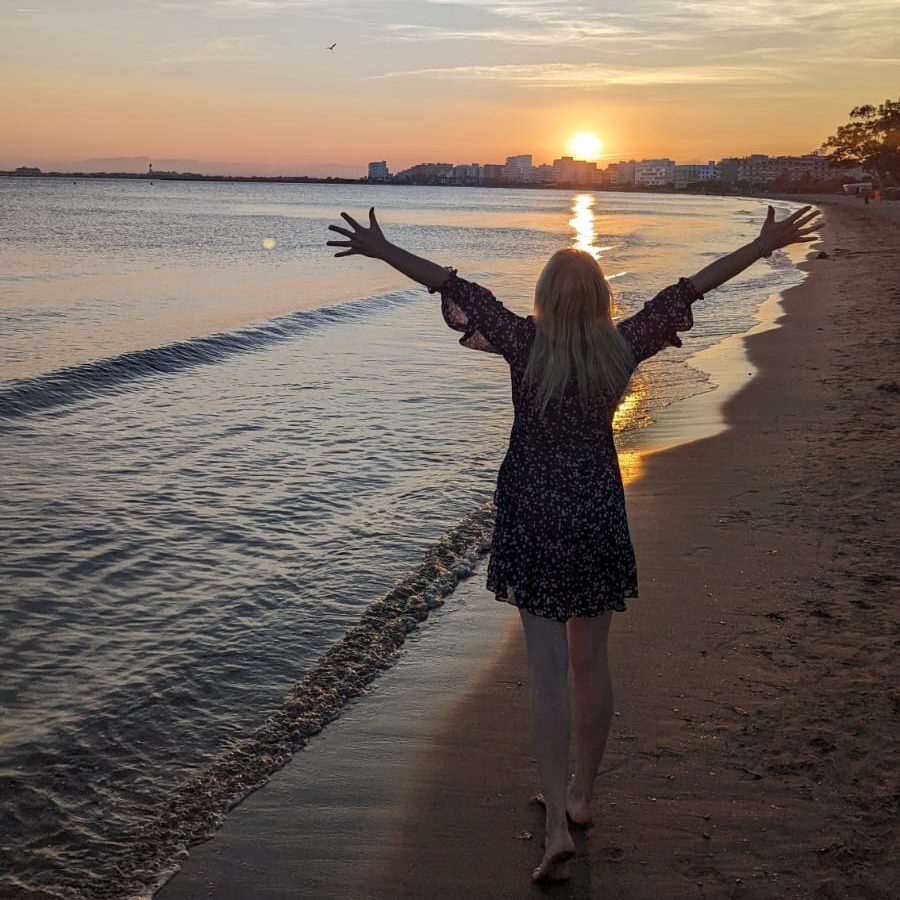 Mein Gefühl von Freiheit © Feb. 2026, Fabian Roskosch Silhouette einer Person am Strand mit ausgebreiteten Armen zum Sonnenuntergang – Symbol für Freiheit, neue Perspektiven und Visionen